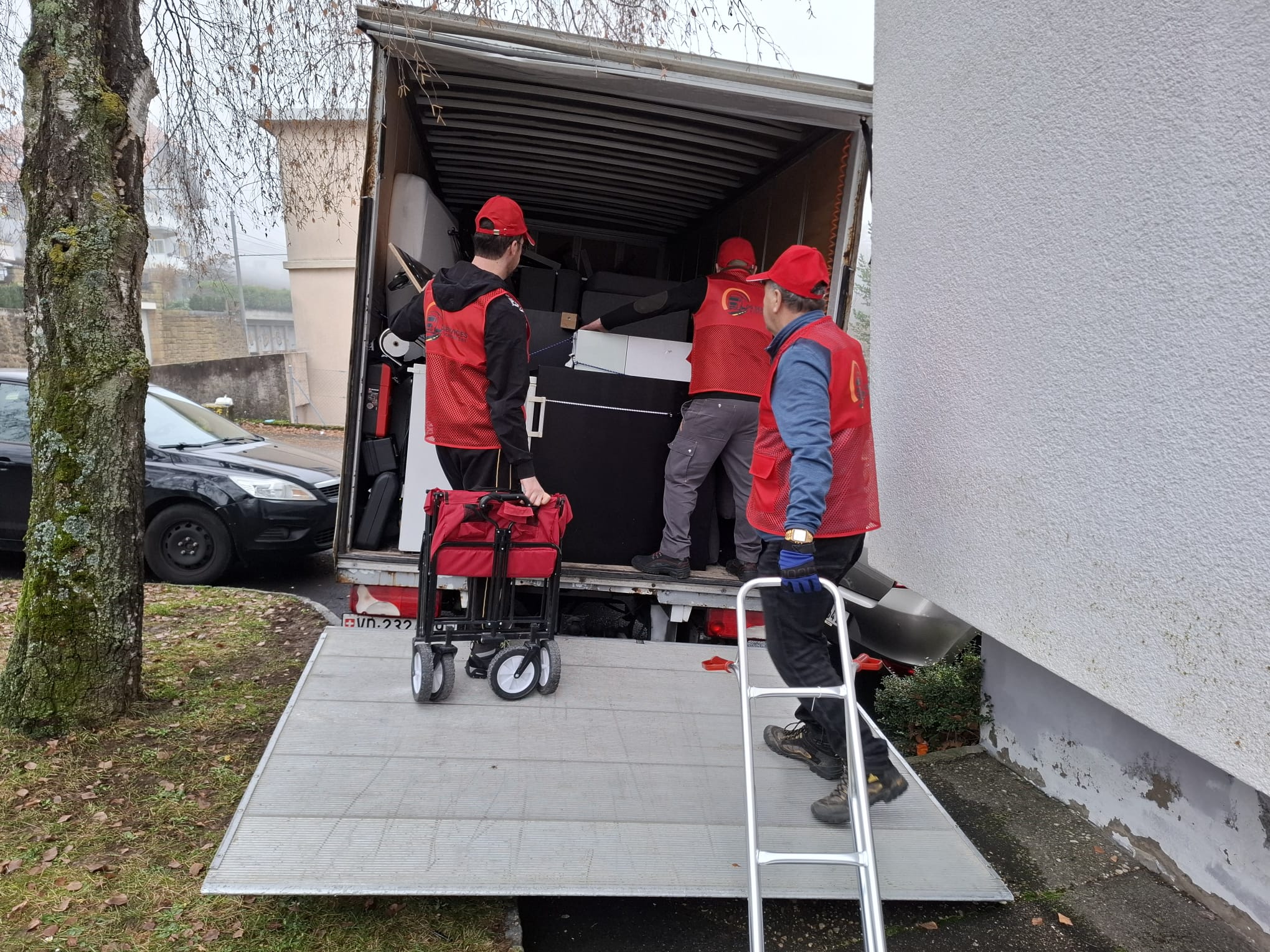 Équipe de déménagement en Suisse romande en train de charger un camion