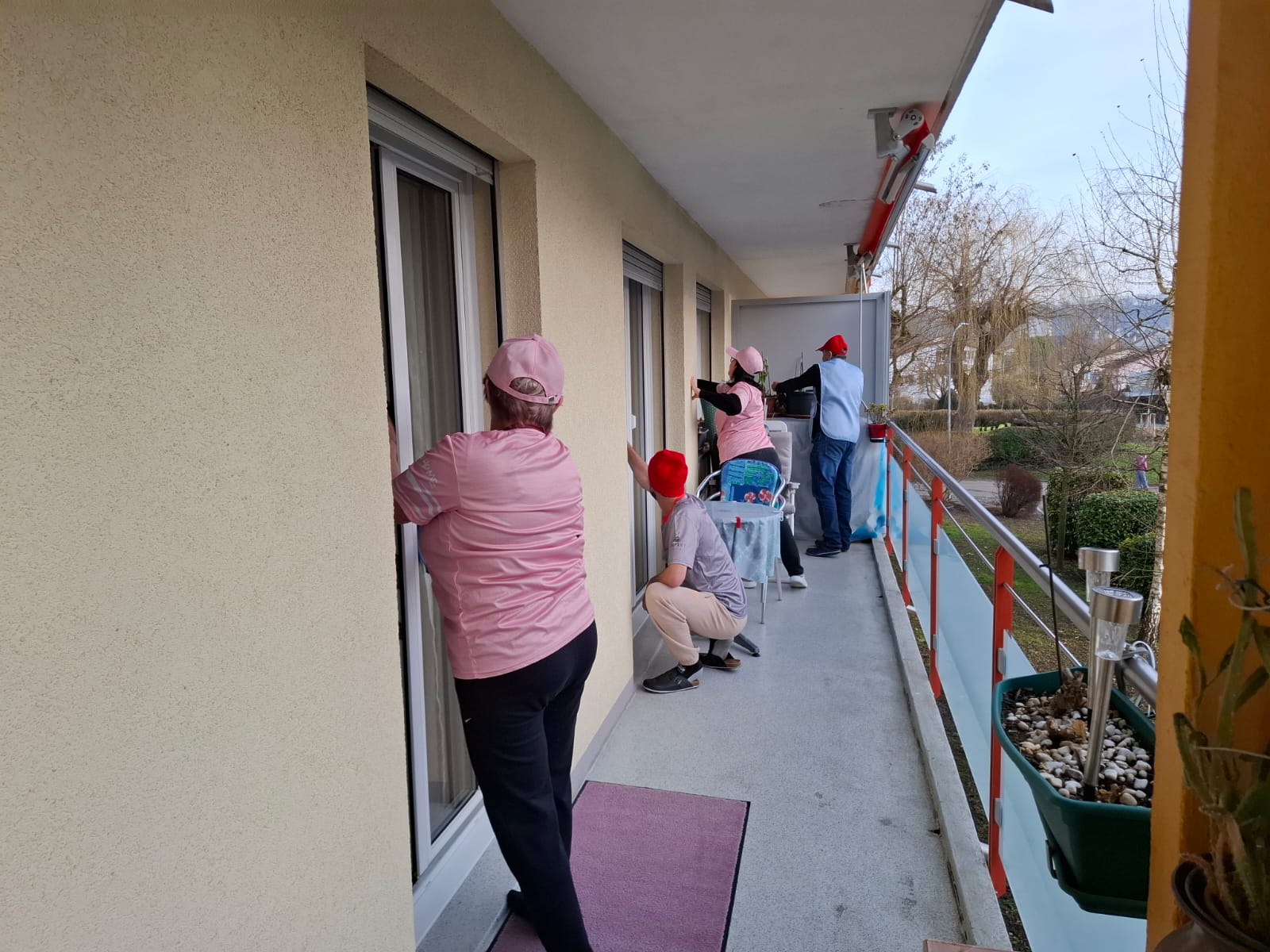 Équipe de nettoyage en train de nettoyer un appartement en Suisse romande