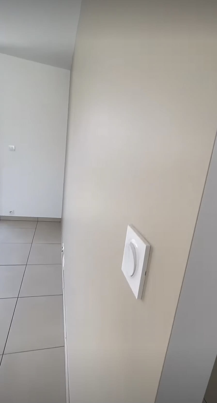 Intérieur moderne propre après rénovation avec murs et plafond fraîchement peints