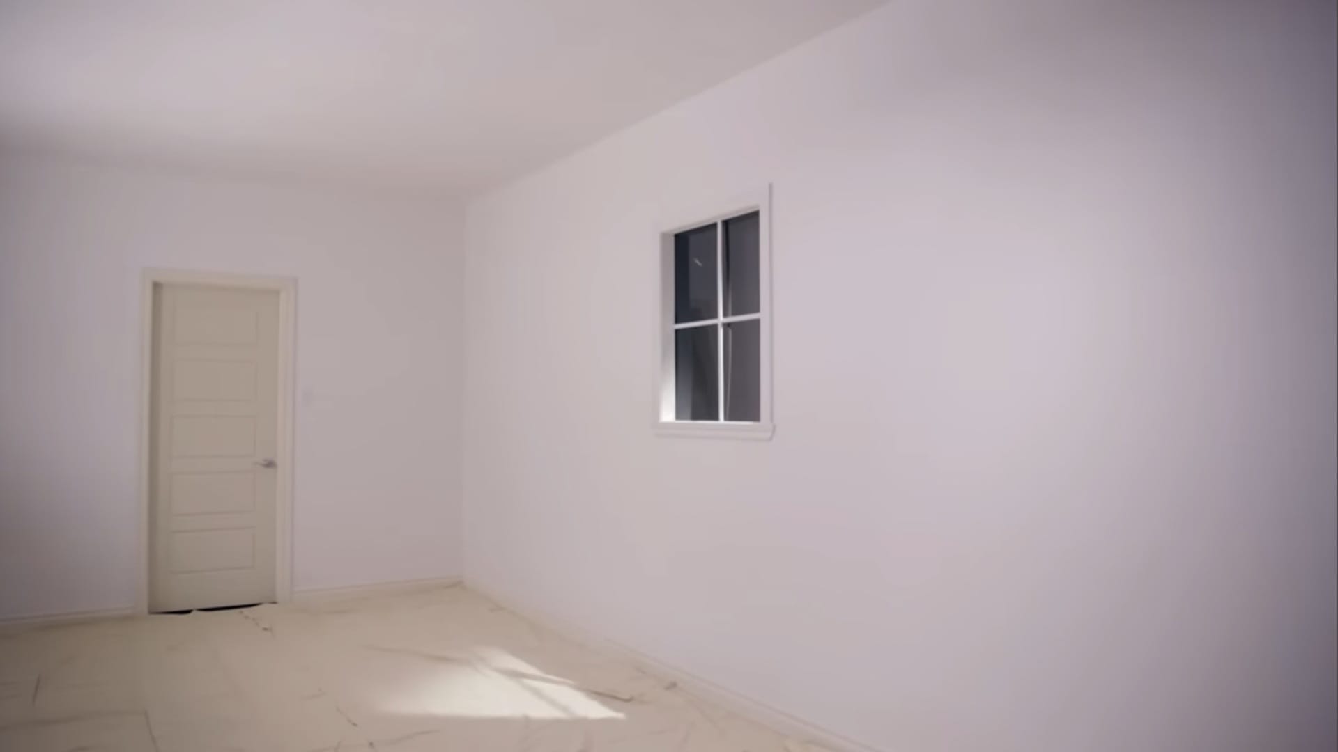 Pièce vide après nettoyage ou rénovation, murs propres et espace prêt à l’aménagement