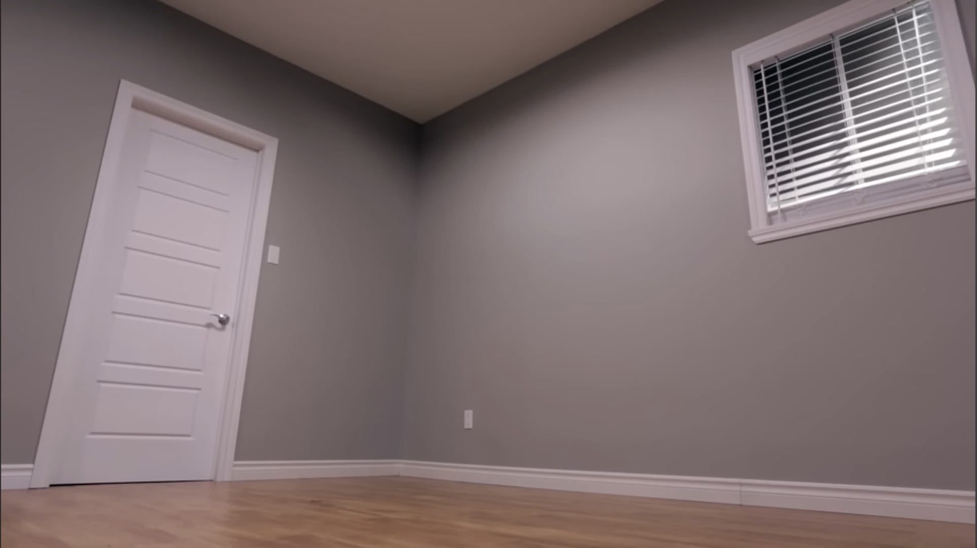 Pièce intérieure propre avec murs repeints et sol nettoyé après rénovation ou déménagement