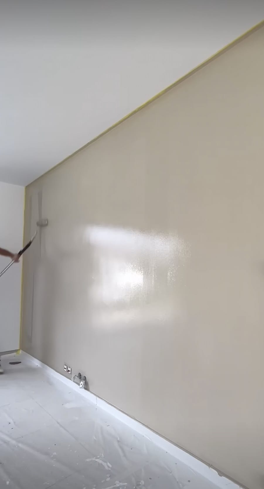 Mur intérieur fraîchement peint avec finition lisse et propre après rénovation