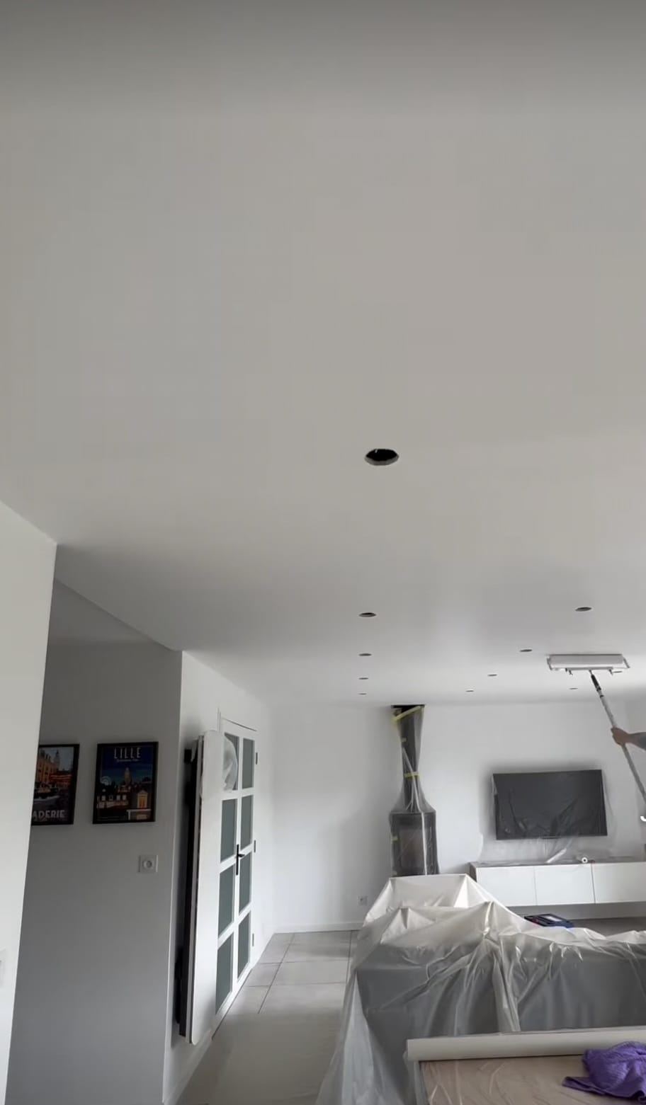 Intérieur moderne propre après rénovation avec murs et plafond fraîchement peints