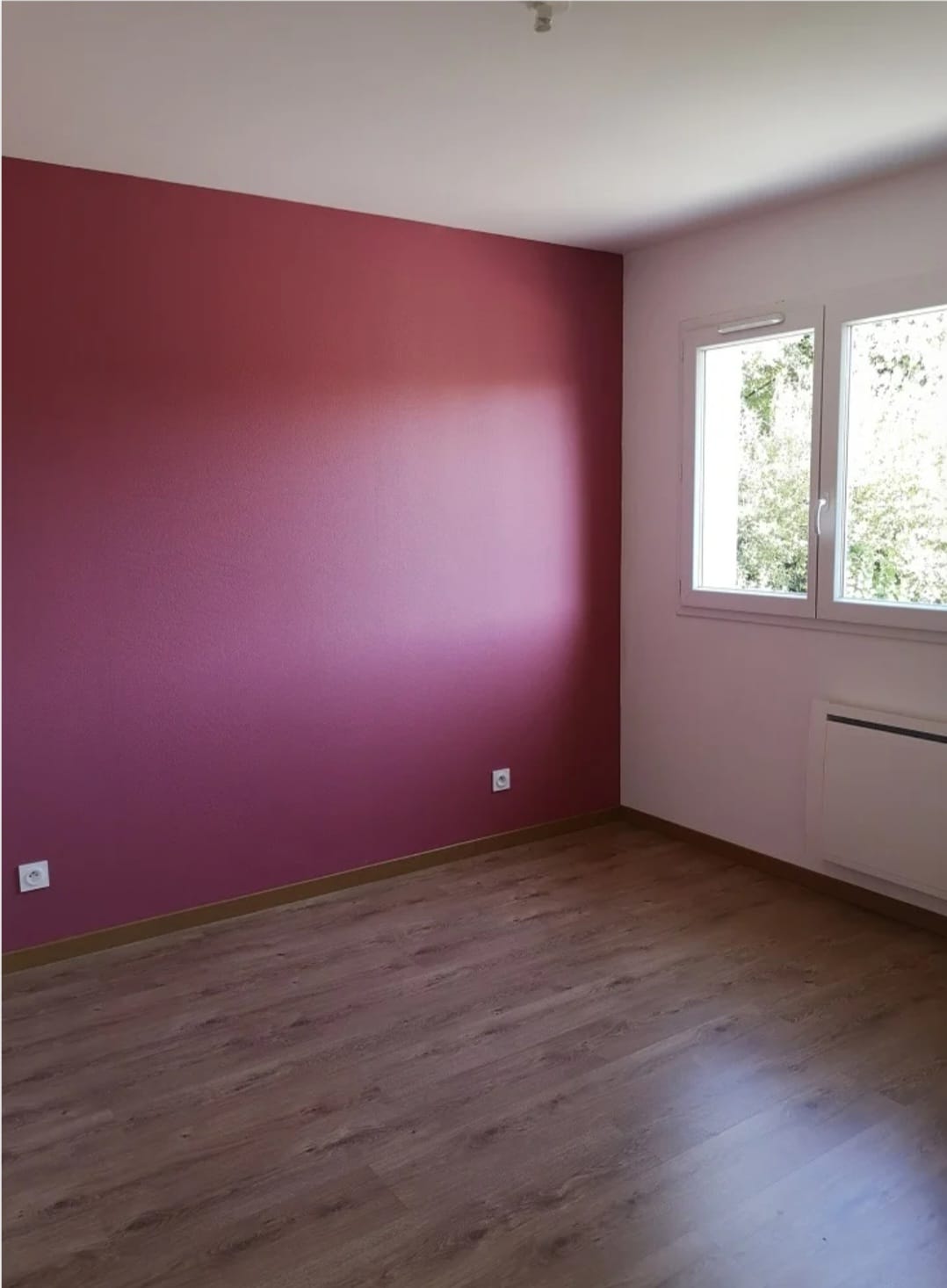 Mur intérieur peint en couleur avec finition propre après travaux de peinture